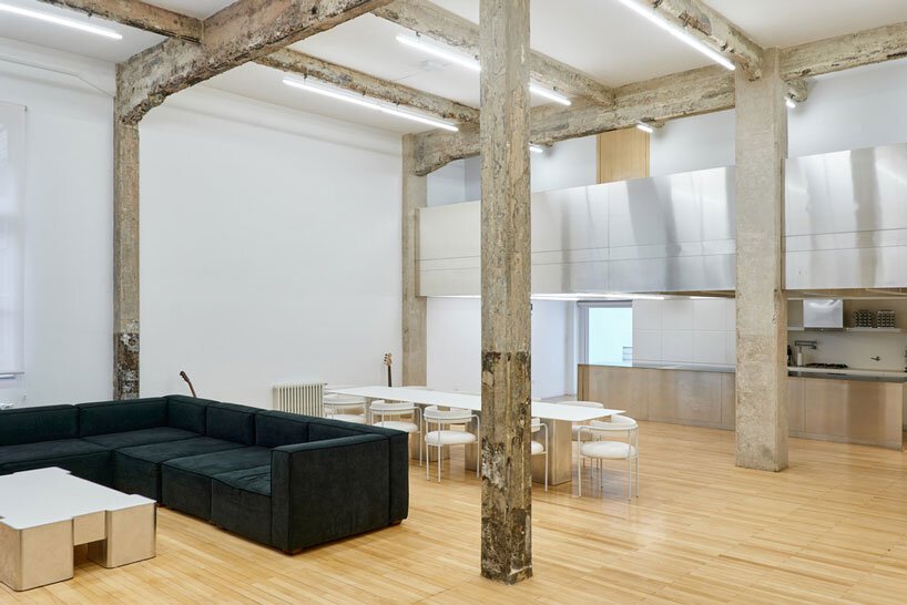 Loft_Tech por Wollstudio transforma antiga fábrica de alumínio em loft industrial em Buenos Aires