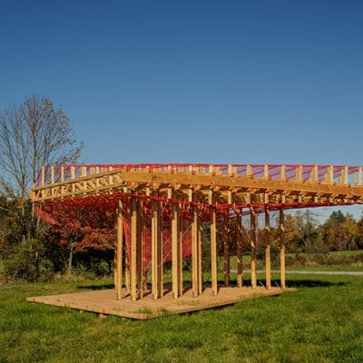 Véus de Malha Vermelha Envolvem Pavilhão de Cortinas de Madeira Projetado pelo Escritório Office Office nos Jardins de Woodstock