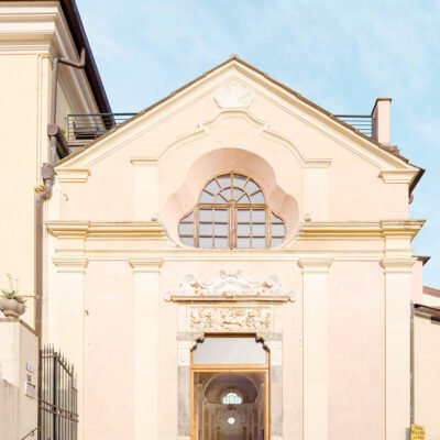 Estrutura de Aço Azul Claro da Caarpa transforma Igreja Histórica Italiana em Espaço de Eventos