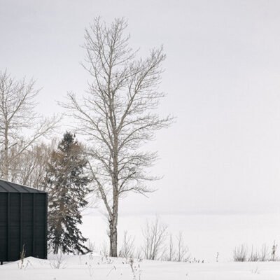 Residência pré-fabricada da Delordinaire é elevável sobre estacas para preservar o terreno natural em Quebec.