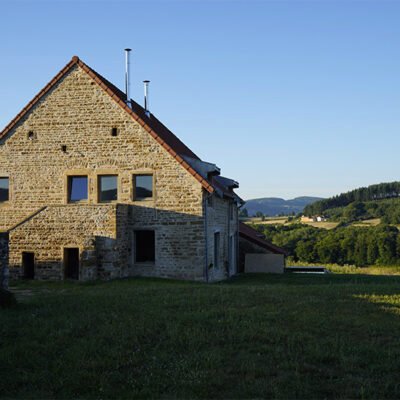 LVArchitectes e Erwan Bouroullec revitalizam celeiro de tijolos ancorado na paisagem da Borgonha.