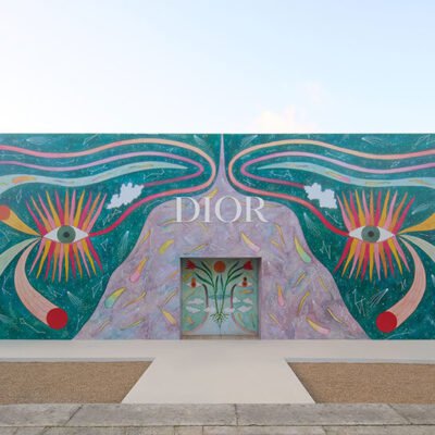 Instalação de flores bordadas de Rithika Merchant se destaca durante o desfile da Dior Primavera/Verão 2025.