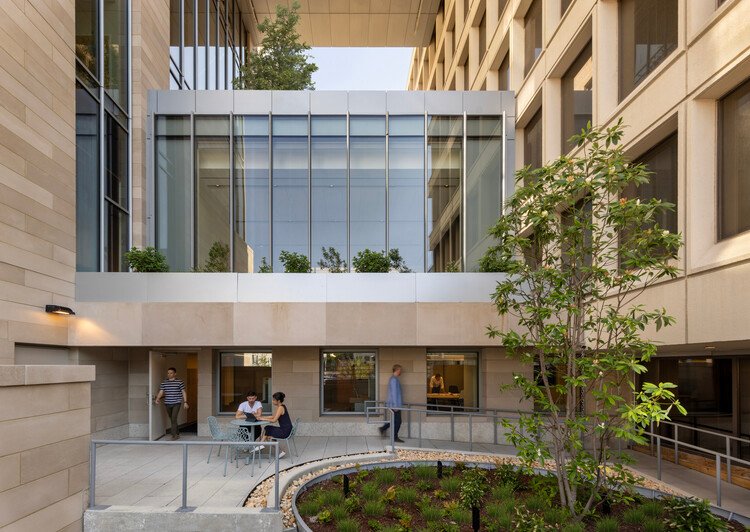 McCourt School of Public Policy Georgetown University / Roberto A.M Stern Architects - Exterior Photography, Glass, Concrete