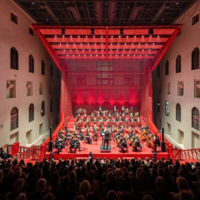 Petr Hájek transforma spa histórico em sala de concertos com cobertura retrátil na República Tcheca