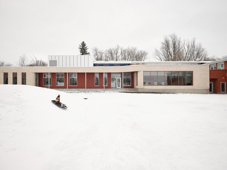 Escola Louis-Saint-Laurent / STGM Architectes + Ateliers Architecture - Imagem 2 de 25