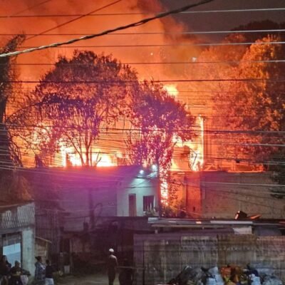 Chamas Devastadoras: Quatro Residências Perdidas em Incêndio no Bairro Parolin, em Curitiba