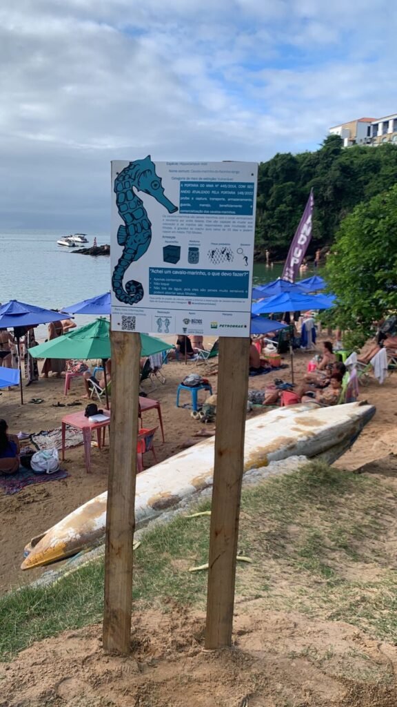 Placa informativa na Praia de João Fernandinho