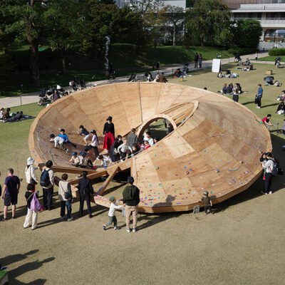 Três Anéis de Madeira Interconectados Formam o Pavilhão Infantil TAILAND no Parque de Tóquio