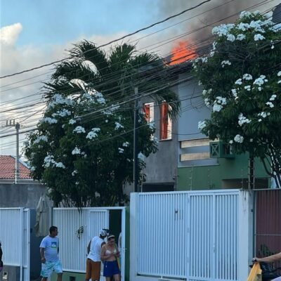 Chamas Devastadoras: Incêndio Atinge Imóvel no Bairro Atalaia, Zona Sul de Aracaju!