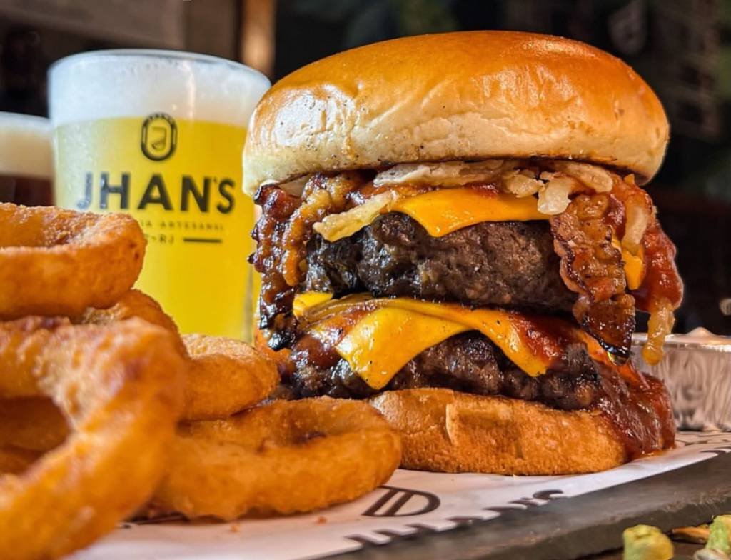 Jhan's: cervejas deliciosas, hambúrgueres suculentos e festas musicais