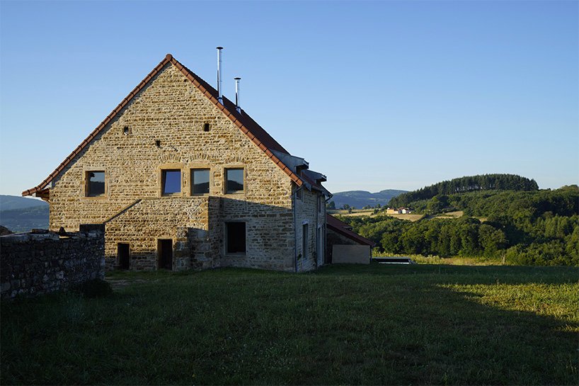 Projetado por Erwan Bouroullec e LVArchitectes, este projeto reinterpreta a arquitetura rural