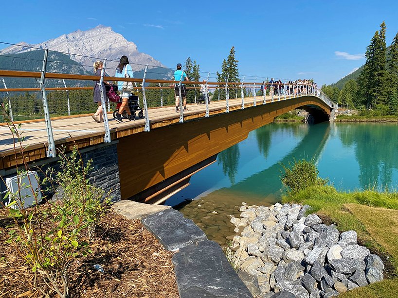 Ponte Nancy Pauw e a harmonia com as Montanhas Rochosas