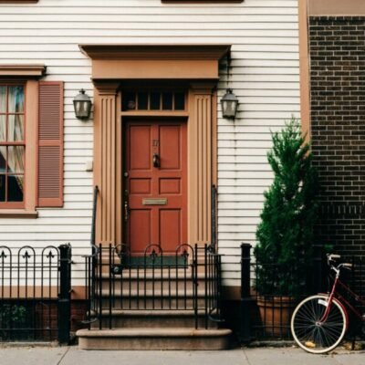 Como a Escolha da Cor da Porta e Outros Detalhes Podem Impulsionar a Venda do Seu Imóvel