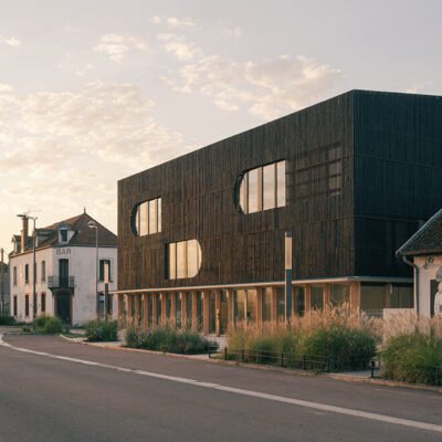 Fachada em madeira shousugiban escura envolve o hub criativo de Guillaume Ramillien no interior da França.