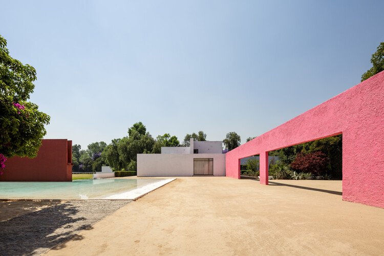 Exterior courtyard, pool, and residence at La Cuadra San Cristóbal. Image © Yannik Wegner, Courtesy of Fundación Fernando Romero