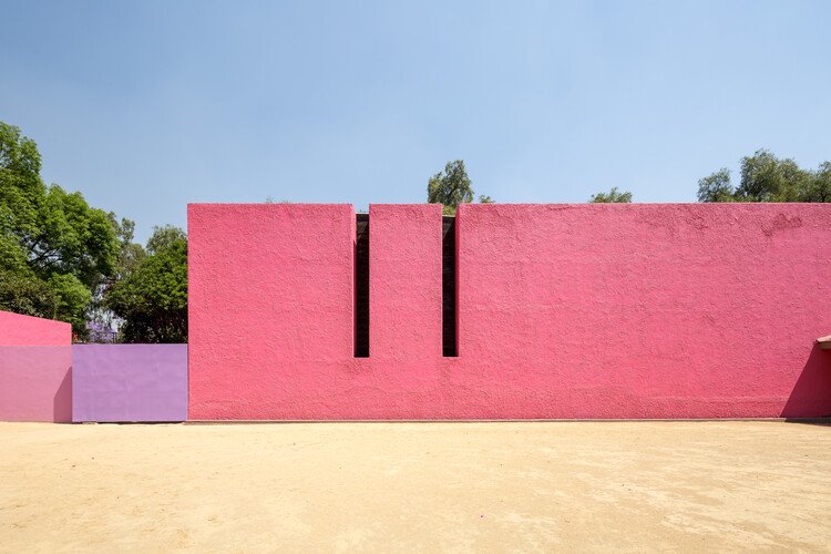 Exterior courtyard at La Cuadra San Cristóbal. Image © Yannik Wegner, Courtesy of Fundación Fernando Romero