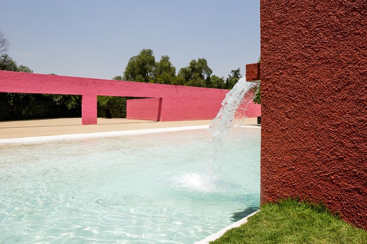 Pool and water feature at La Cuadra San Cristóbal. Image © Yannik Wegner, Courtesy of Fundación Fernando Romero