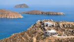 Residência e casa de hóspedes integradas à paisagem rochosa da Ilha de Serifos