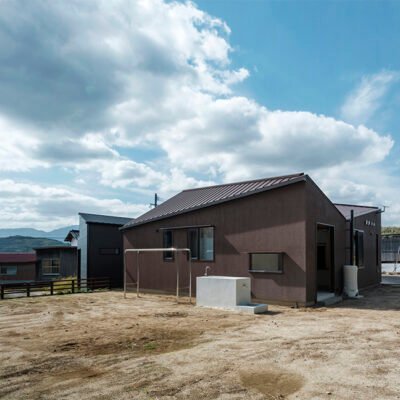 Casa com planta aberta em camadas organiza espaço centrado na cozinha na Península de Itoshima.