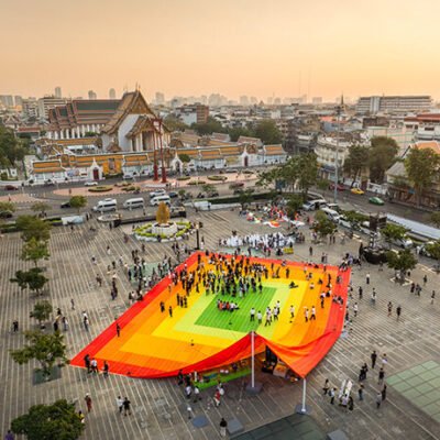 MVRDV transforma resíduos plásticos em espaço público com um ‘mega tapete’ trançado em Bangkok