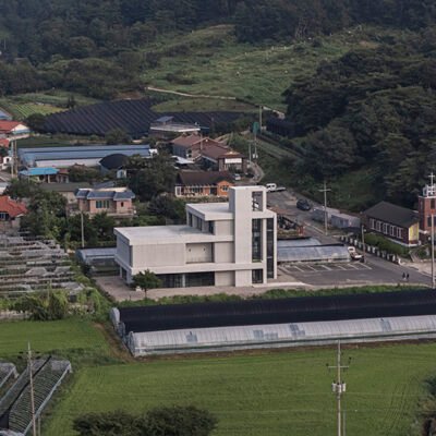 Três Lajes de Concreto Empilhadas Definem a Igreja Birye, Projetada pelo SML na Coreia