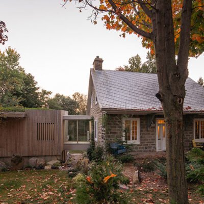 Paul Bernier, arquiteto, conecta uma nova extensão moderna à casa histórica em Chateauguay, Quebec.