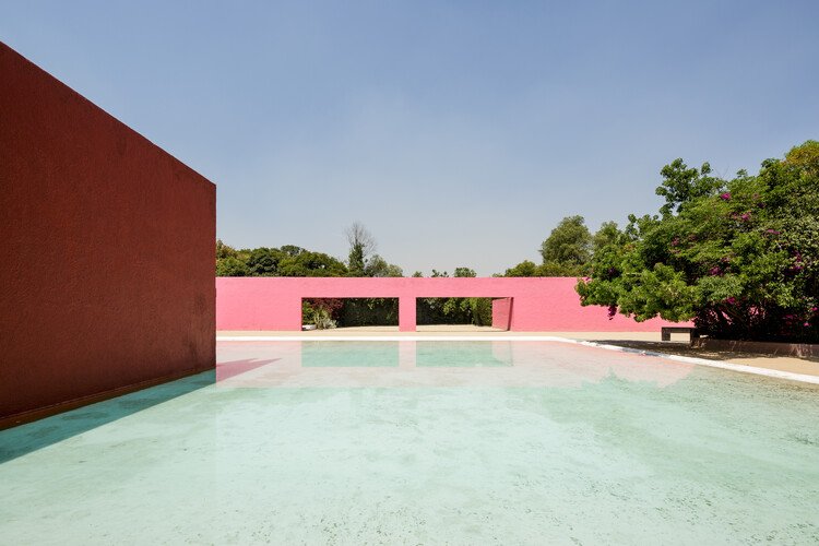 Pool at La Cuadra San Cristóbal. Image © Yannik Wegner, Courtesy of Fundación Fernando Romero