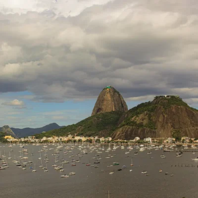 Calor intenso no sábado (01/02) com expectativas de chuvas isoladas à tarde no Rio de Janeiro.