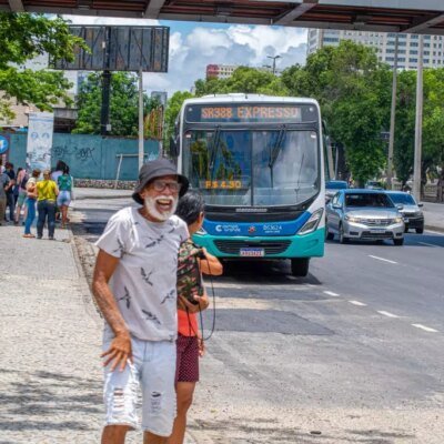 Ônibus do Rio de Janeiro agora aceitam pagamento com cartões de débito e crédito, facilitando a vida dos passageiros!