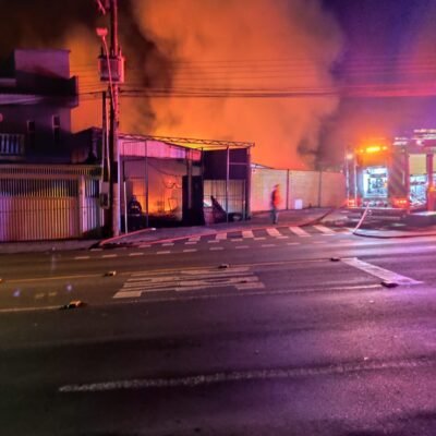 Chamas Descontroladas Devastam Imóvel na Rua Tancredo Neves em Concórdia: Uma Tragédia em Grande Escala