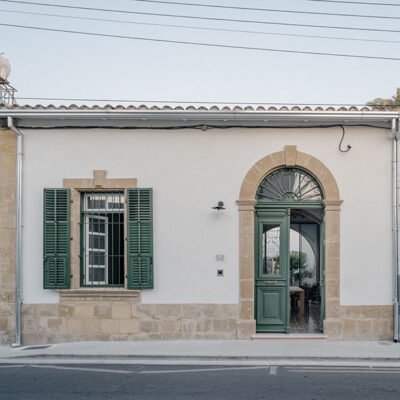 Residência restaurada em Kaimakli, Chipre, se desenvolve em torno de dois pátios internos.