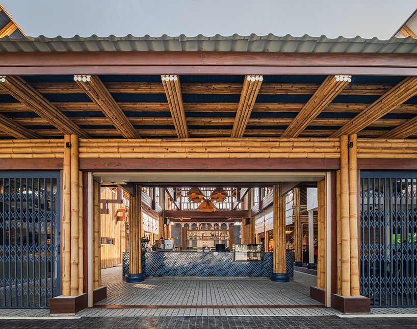 Fachada do restaurante, que combina bambu natural e tingido de azul