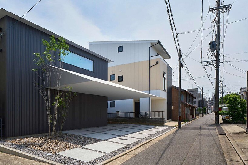 beiral branco flutuante corta o volume negro da residência de madeira pela Airhouse no Japão