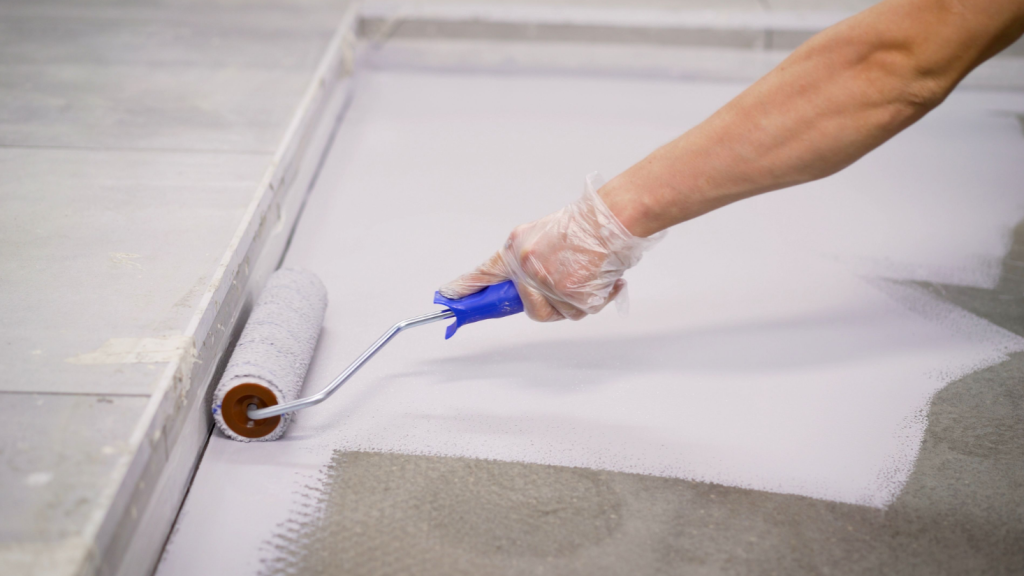 É essencial conferir as orientações do fabricante antes de pintar o seu piso – Foto: Shutterstock