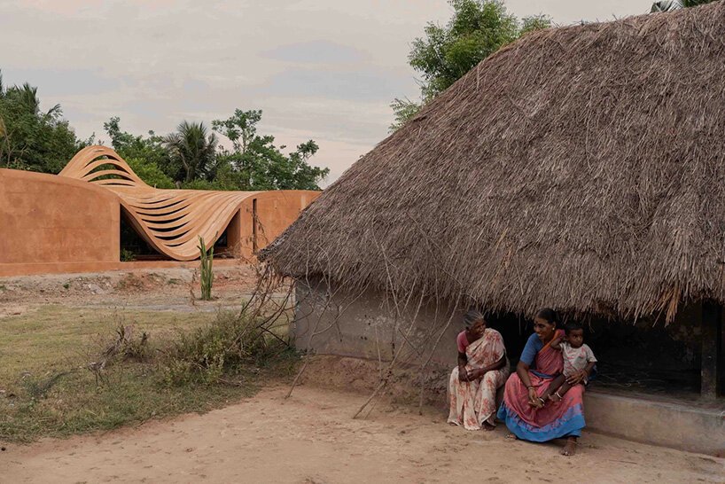 A parede perfurada e curva atua como um buffer climático na residência do VY Architecture Studio na Índia