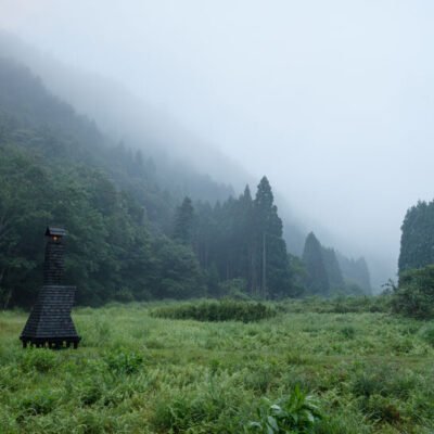 Telhado em Cedro Queimado Reveste Elegante Pavilhão de Chá em Kyoto, Projetado por 2m26 e Onomiau
