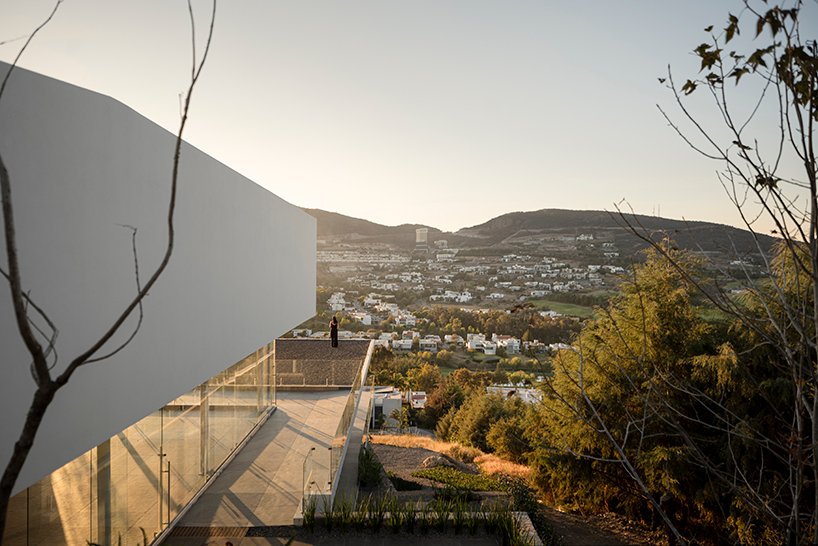 casa com vista para um campo de golfe