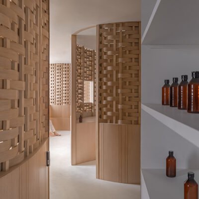 Partições de papel envolto fluem livremente nos interiores da clínica Nilkanth Ayurveda, na Índia