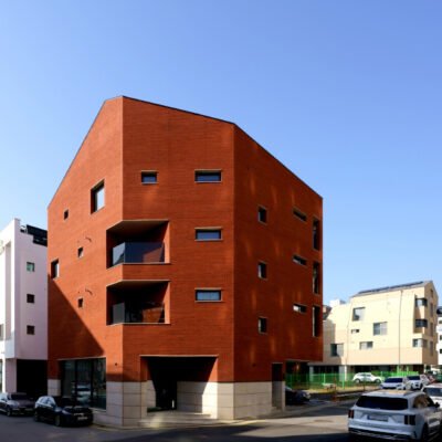 Fachada uniforme em tijolos vermelhos envolve unidade habitacional da LKSA na Coreia.