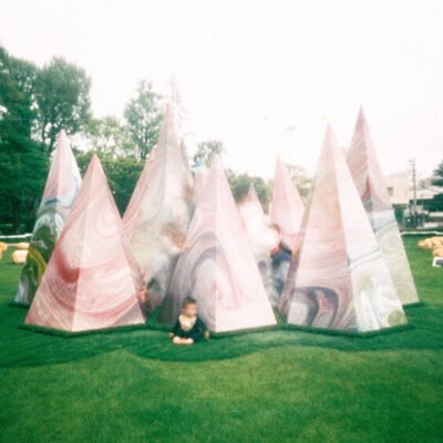Cores se entrelaçam nas montanhas do parque infantil de mármore dos arquitetos Suzuko Yamada em Tóquio.