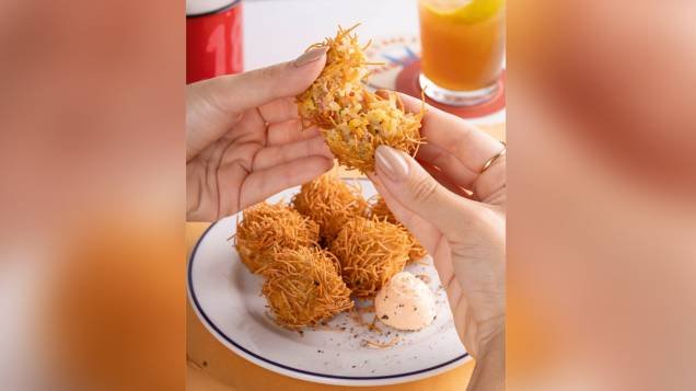 Maravilha: bolinho suíno empanado na massa cabelinho de anjo