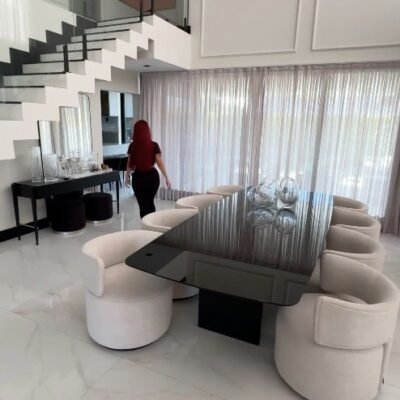 Descubra 7 Sofisticados Modelos de Mesas de Jantar Pretas para um Estilo Sóbrio e Elegante.