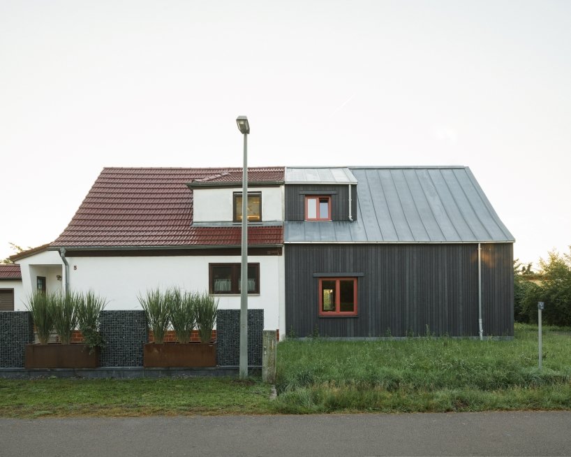 Fachada de madeira escura destaca a nova casa DOPPELGIEBEL, projetada por KO/OK Architektur