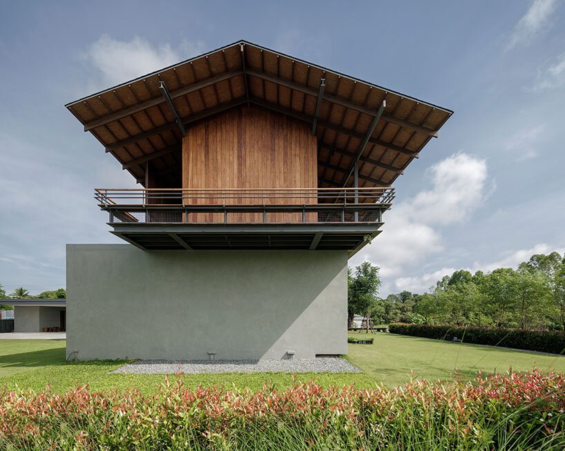 Fachada da casa de madeira reutilizada em Uthai Thani, Tailândia